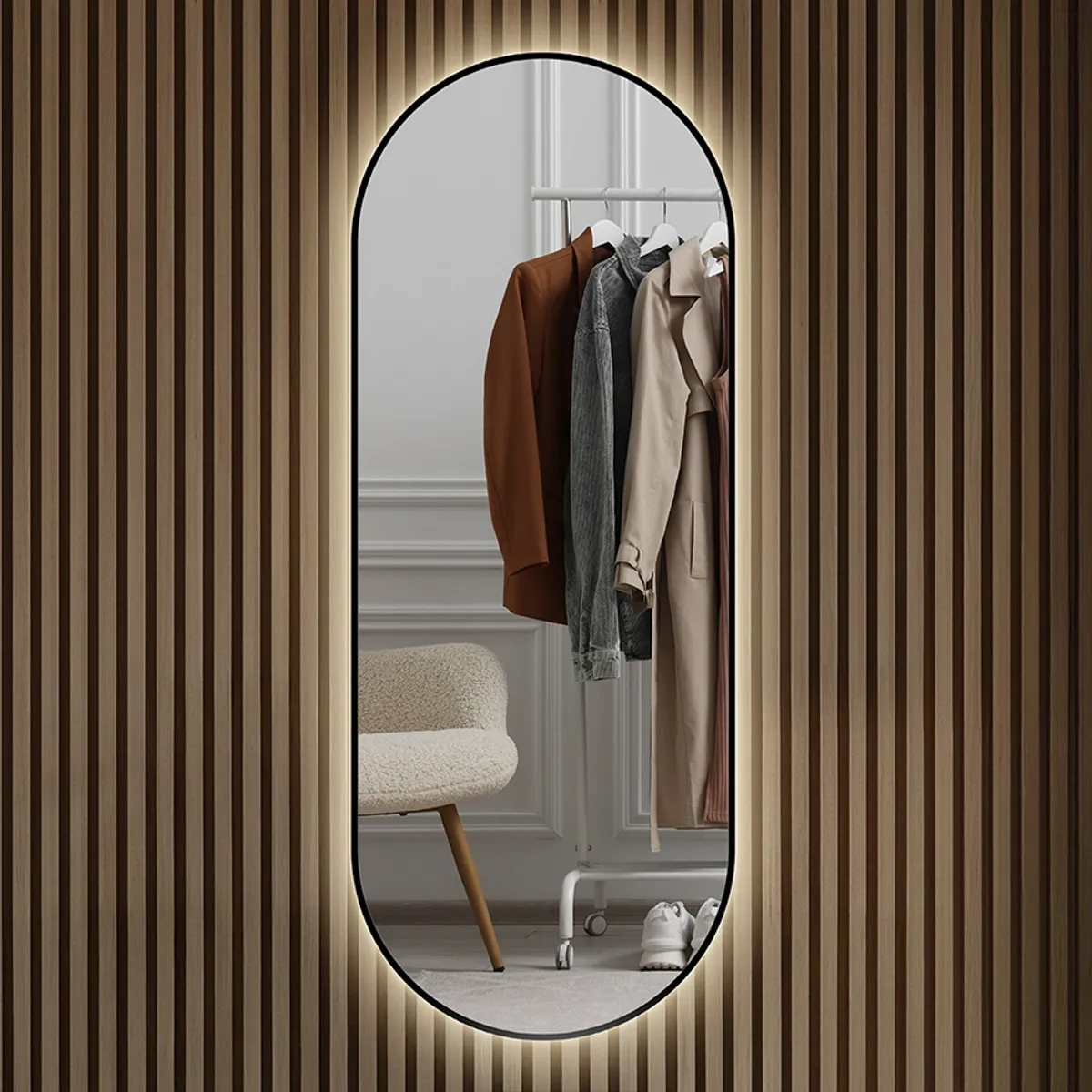 Badnor Sienna ovalt baderomsspeil (70x180cm) m/lys og sort ramme